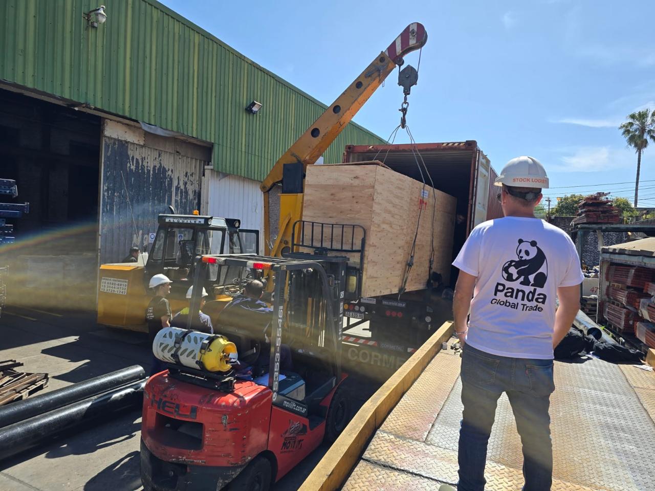 Operación de descarga con grúa