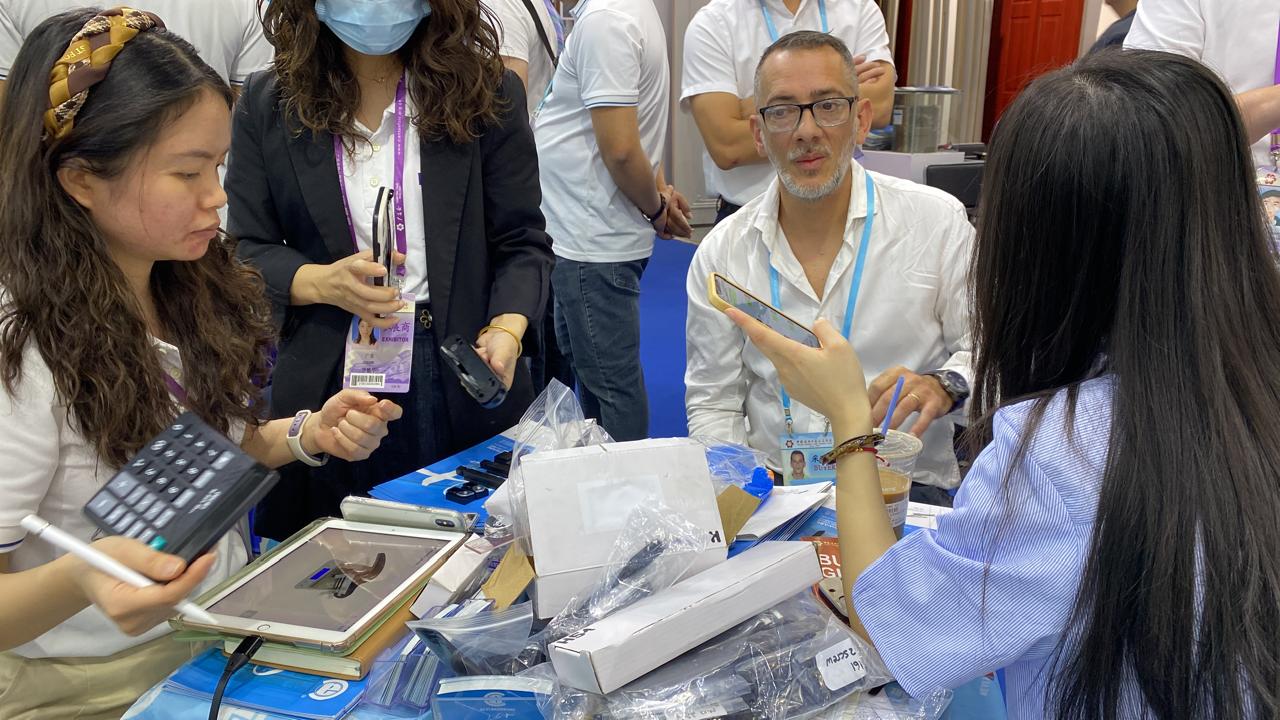 Reunión de negocios en feria comercial